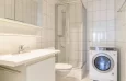 Nasszelle mit Dusche und komb. Waschmaschine/Waschtrockner